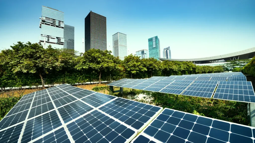 Modern city skyline with rooftop solar panels representing green tech innovation in urban infrastructure